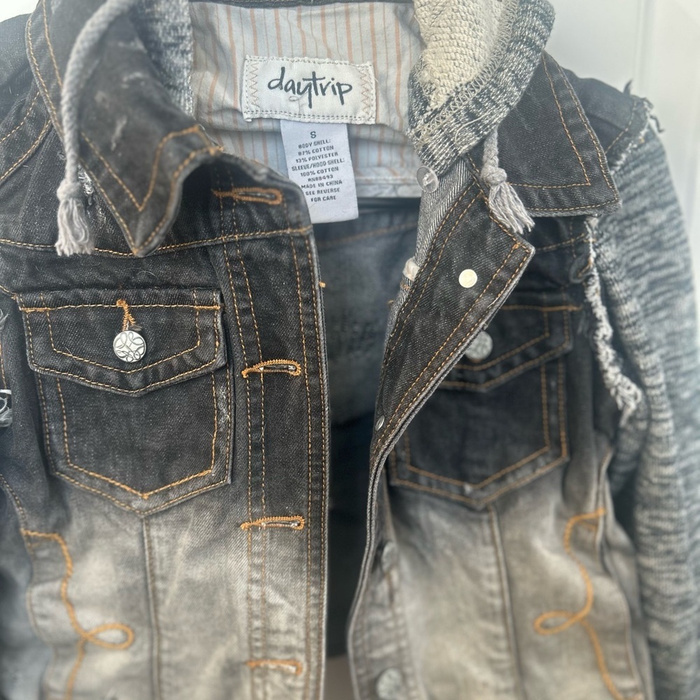 Daytrip Distressed Denim Jacket w/ Hooded Knit Sleeves Dark Blue Ombre – NWOT- S - Picture 8 of 8